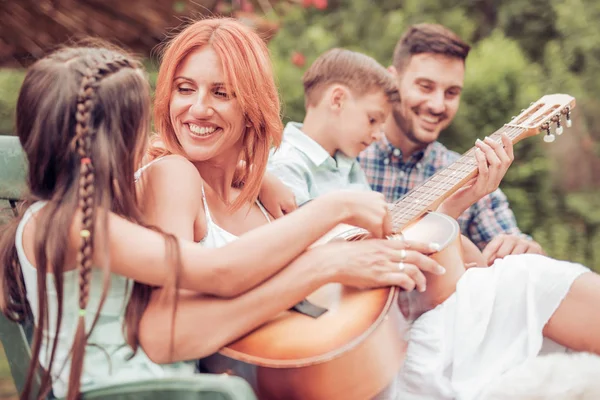 Young family enjoying quality time — Stock Photo, Image