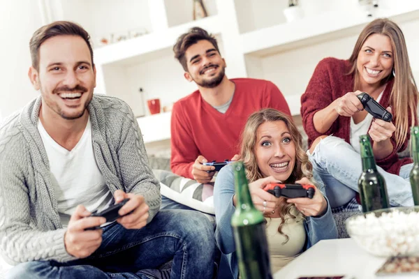Друзі весело грають у відеоігри — стокове фото