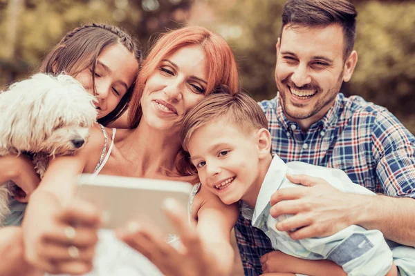 Family taking selfie with smart phone — Stock Photo, Image