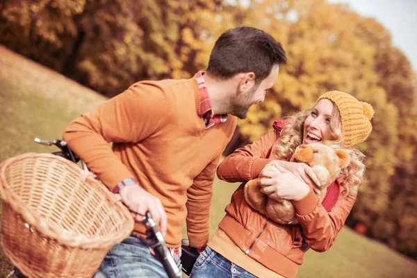 Jovem casal em um passeio de bicicleta — Fotografia de Stock