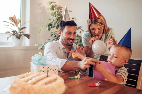 Família feliz comemorando o aniversário do filho — Fotografia de Stock