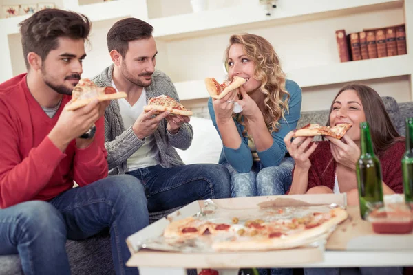 Skupina mladých přátel, jíst pizzu — Stock fotografie