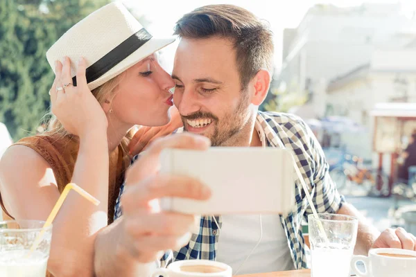 Pareja enamorada disfrutando de su tiempo libre — Foto de Stock