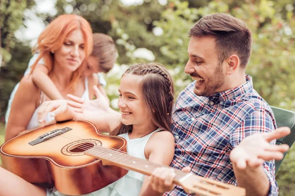 Young family enjoying quality time — Stock Photo, Image