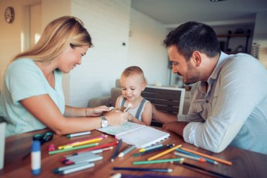 Gülümseyen aile birlikte evde çizim