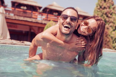 Yüzme havuzunda dinlenen bir çift.