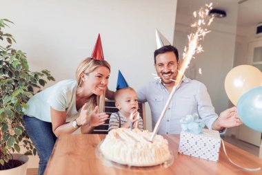 Mutlu aile küçük bir çocuğun doğum günü kutluyor 