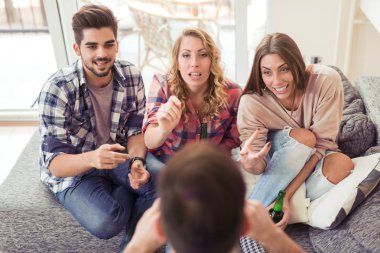 Genç mutlu gülümseyen arkadaşlar oyun oynamak