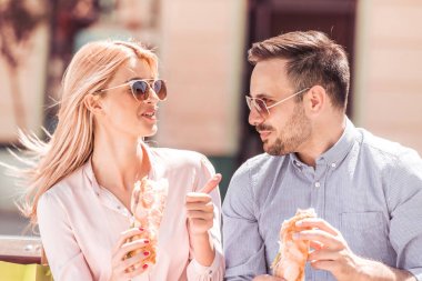 Tezgah şehirde oturan öğle yemeği zevk çift.