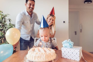 Mutlu aile evde küçük çocuğun doğum günü kutluyor.