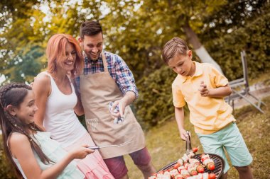 Aile tatil Barbekü partisi