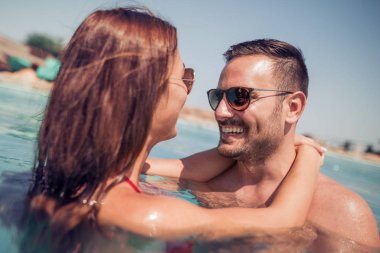 Yüzme havuzunda dinlenen bir çift.