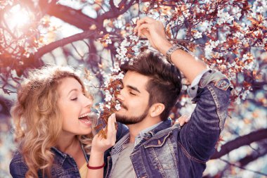 Bahar parkta güzel Çift