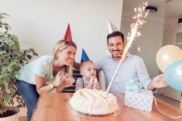 Boldog család ünnepli születésnapját egy kisfiú — Stock Fotó