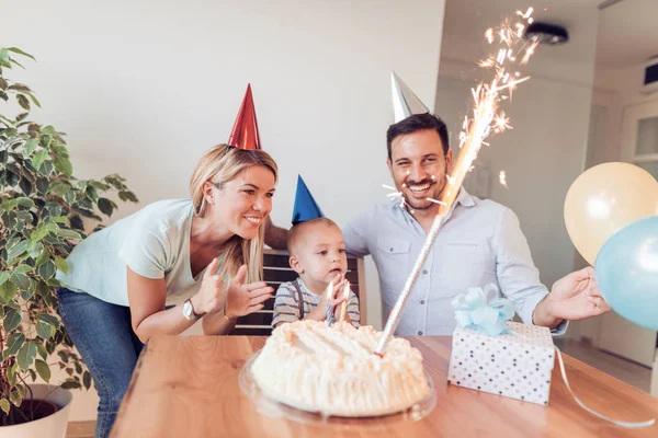 Mutlu aile küçük bir çocuğun doğum günü kutluyor 