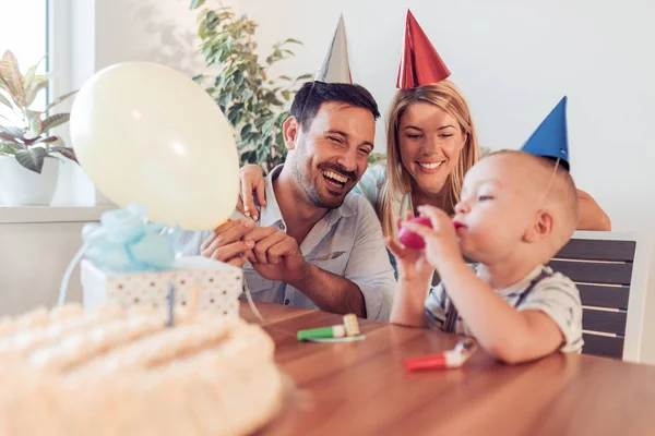 Щаслива сім'я, що святкує день народження маленького хлопчика вдома . — стокове фото