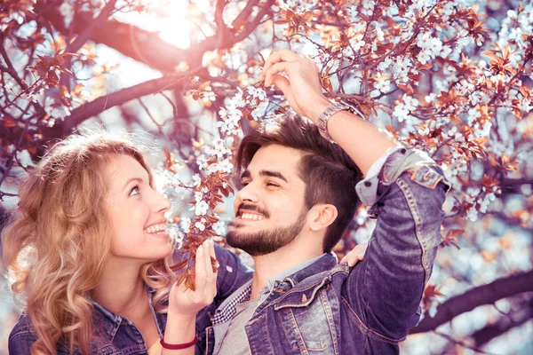 Parktaki mutlu çift