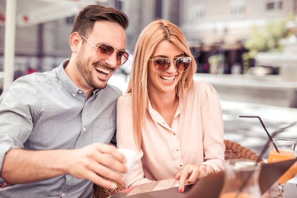 Erholsame Zeit zwischen zwei Jobs bei Kaffee und Saft. — Stockfoto