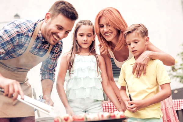 Família em férias tendo churrasco — Fotografia de Stock