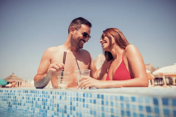 Pareja disfrutando de su tiempo libre juntos —  Fotos de Stock