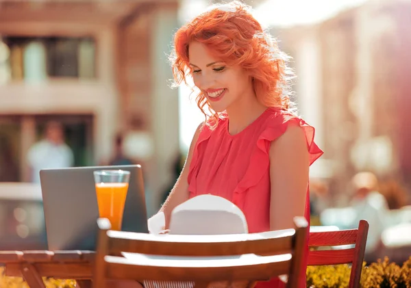 Kafede dizüstü bilgisayar ile çalışan iş kadın.