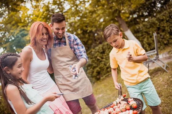 Aile tatil Barbekü partisi