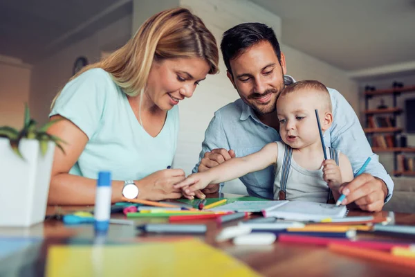 Gülümseyen aile birlikte evde çizim — Stok fotoğraf