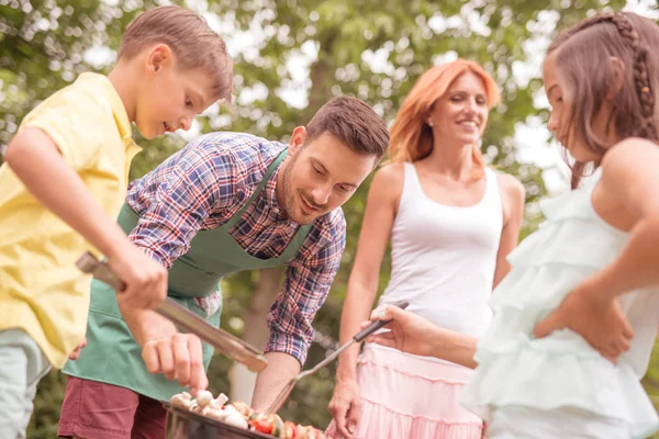 Famille en vacances ayant barbecue — Photo