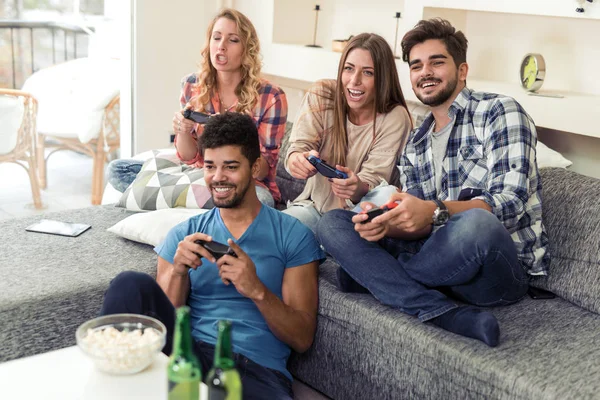 Groupe d'amis jouant à des jeux à la maison — Photo