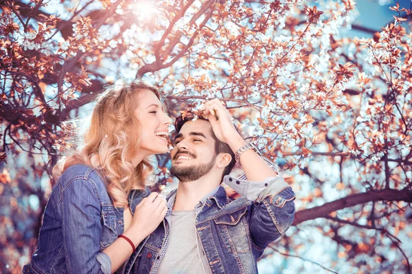 Genç çift huging bir ağacın altında