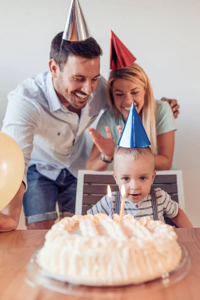 Família feliz celebrando o aniversário do menino em casa . — Fotografia de Stock