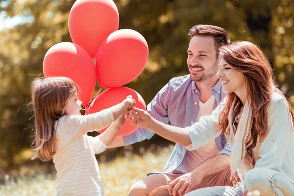 Küçük kızı ve ailesini 