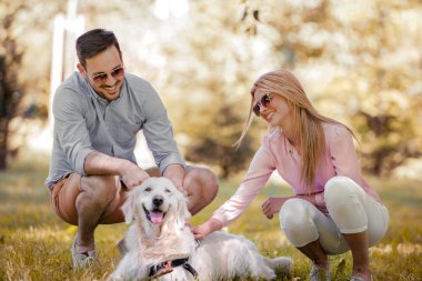 Labrador köpekle oynamayı Çift