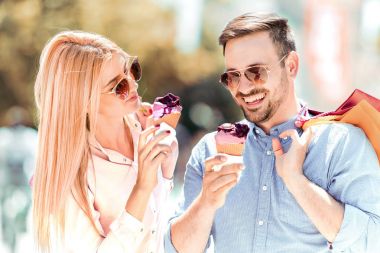 dondurma ve alışveriş torbaları ile Çift.