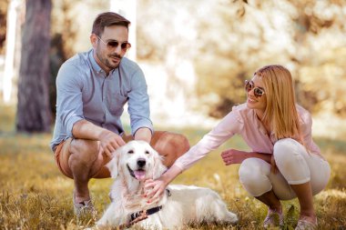 mutlu çift Labrador köpekle oynamayı
