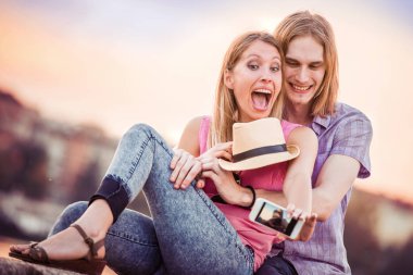 Genç güzel çift bir selfie yapma.