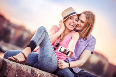 Sahilde fotoğraf çekici çift