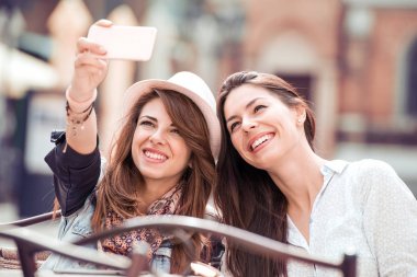 Şehirde bir selfie alarak kız