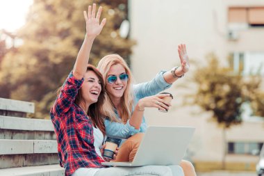 Açık dizüstü bilgisayarda çalışan kadınlar  