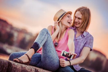 mutlu çift selfie fotoğraf çekme 