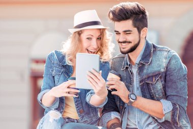 Tablet ve kahve ile Çift