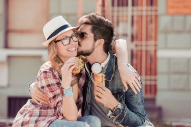 Çift yeme sandviç açık havada 