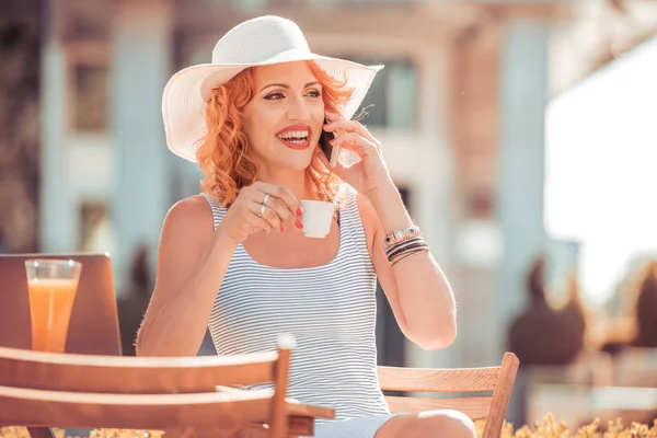 café'de akıllı telefon kullanarak iş kadını