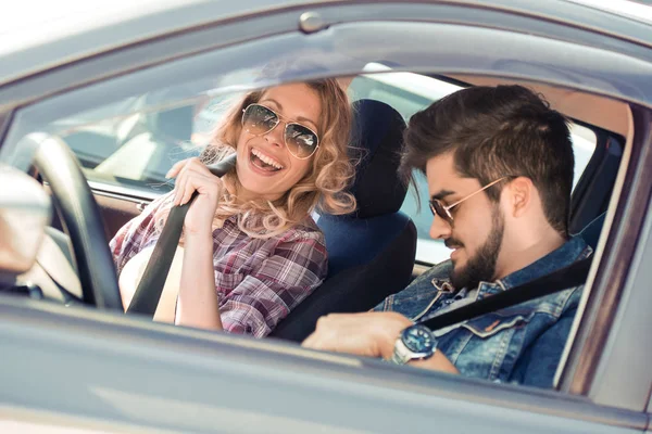 Genç çift arabaya biniyor..