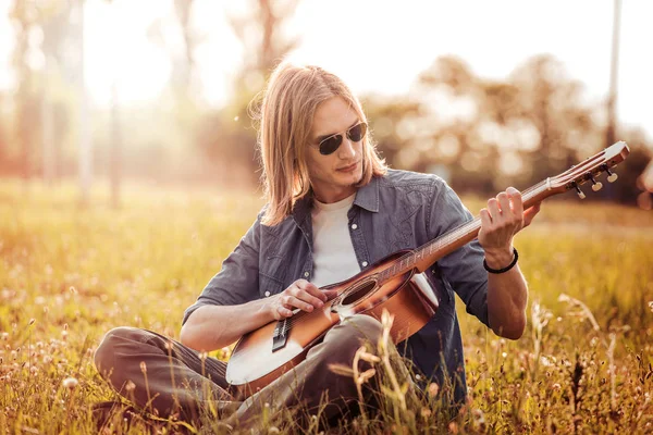 akustik gitar açık Modern adam