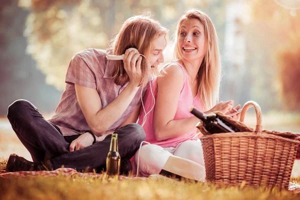 Paar hört Musik im Park — Stockfoto