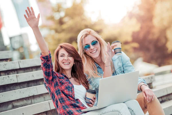 Açık dizüstü bilgisayarda çalışan kadınlar  