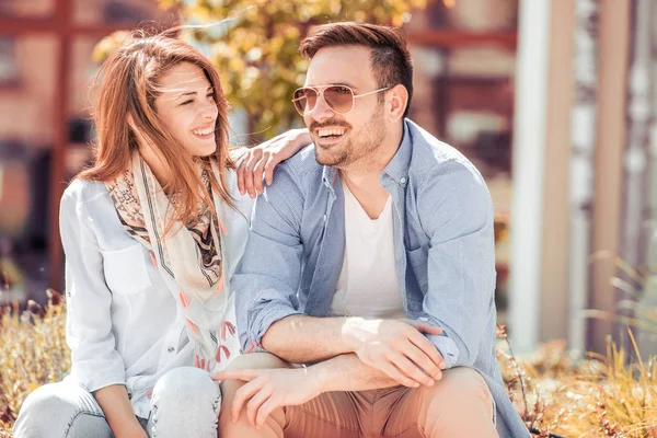 Eski şehir sokak üzerinde oturan Çift