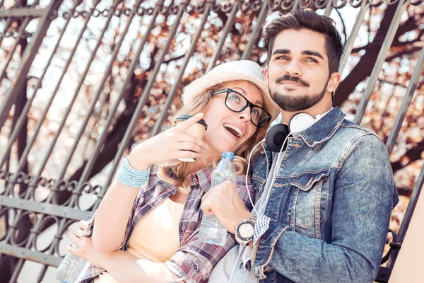 Çift ayakta dışında ve gülüyor