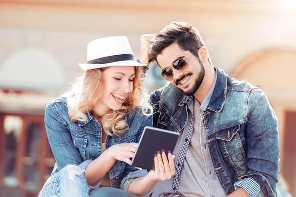 Pareja con tablet pc en la ciudad . — Foto de Stock